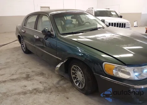 2001 Lincoln Town Car Signature z USA, uszkodzony, nr VIN 1LNHM82W31Y710726